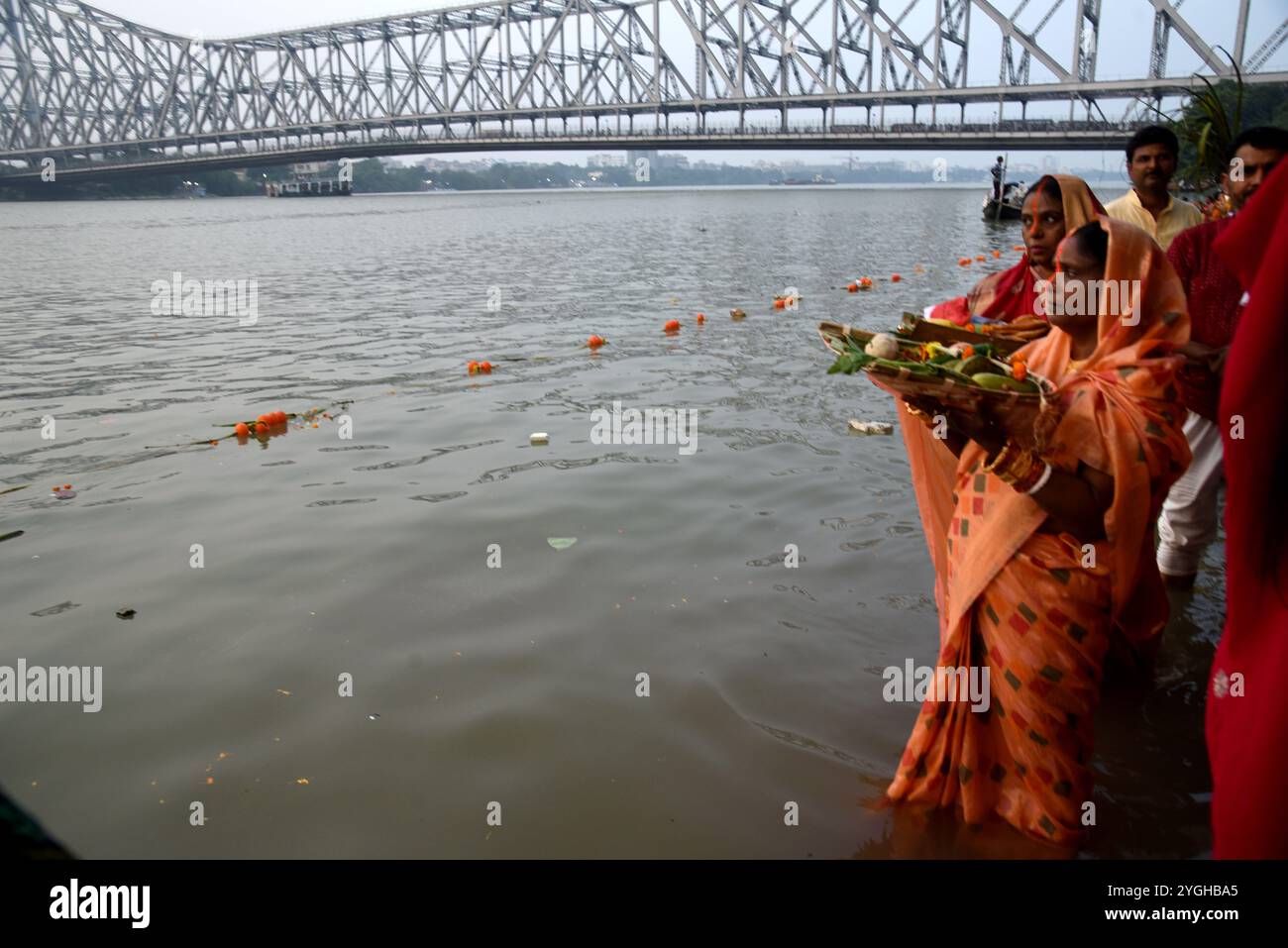 Kolkata, India. 7 novembre 2024. I devoti indù offrono rituali per dio Sole al Ganga Ghat in occasione della celebrazione del festival "Chhath Puja". Il 7 novembre 2024 a Kolkata, India. (Foto di Dipa Chakraborty /Eyepix Group) credito: Eyepix Group/Alamy Live News Foto Stock