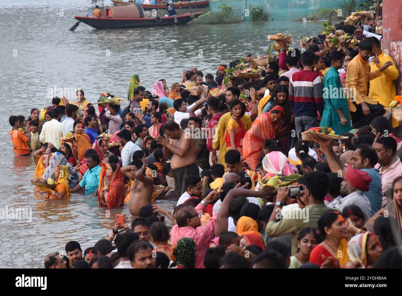 Kolkata, India. 7 novembre 2024. I devoti indù offrono rituali per dio Sole al Ganga Ghat in occasione della celebrazione del festival "Chhath Puja". Il 7 novembre 2024 a Kolkata, India. (Foto di Dipa Chakraborty /Eyepix Group) credito: Eyepix Group/Alamy Live News Foto Stock