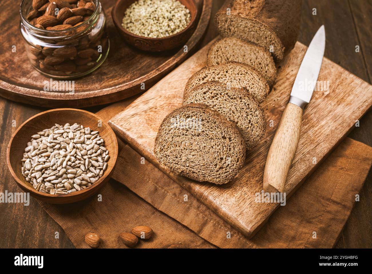 Pane senza glutine, pane paleo o chetogeno fatto in casa con semi e noci Foto Stock