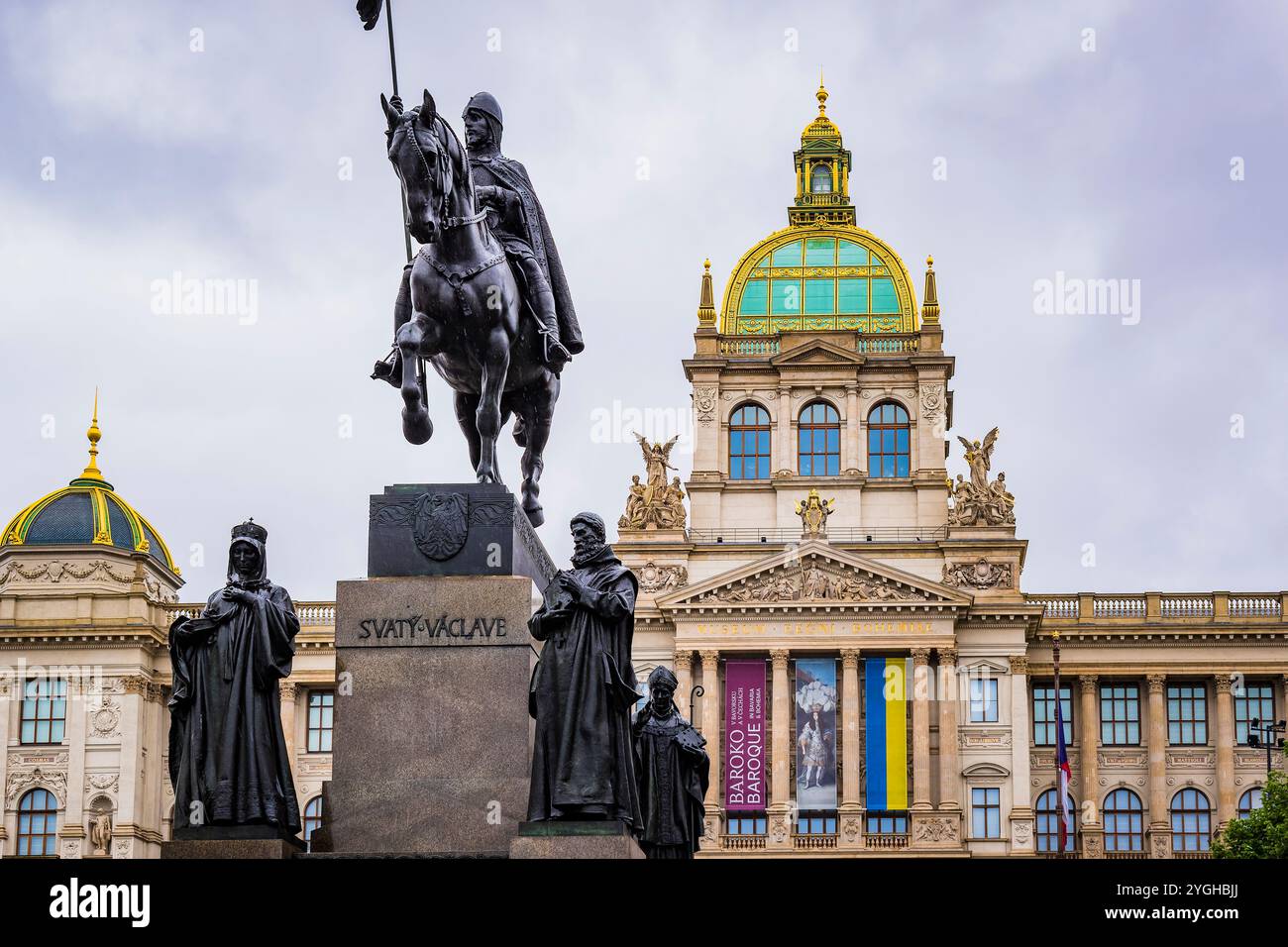 Statua di San Venceslao, Piazza Venceslao, sullo sfondo il Museo Nazionale. Praga, Repubblica Ceca, Europa Foto Stock