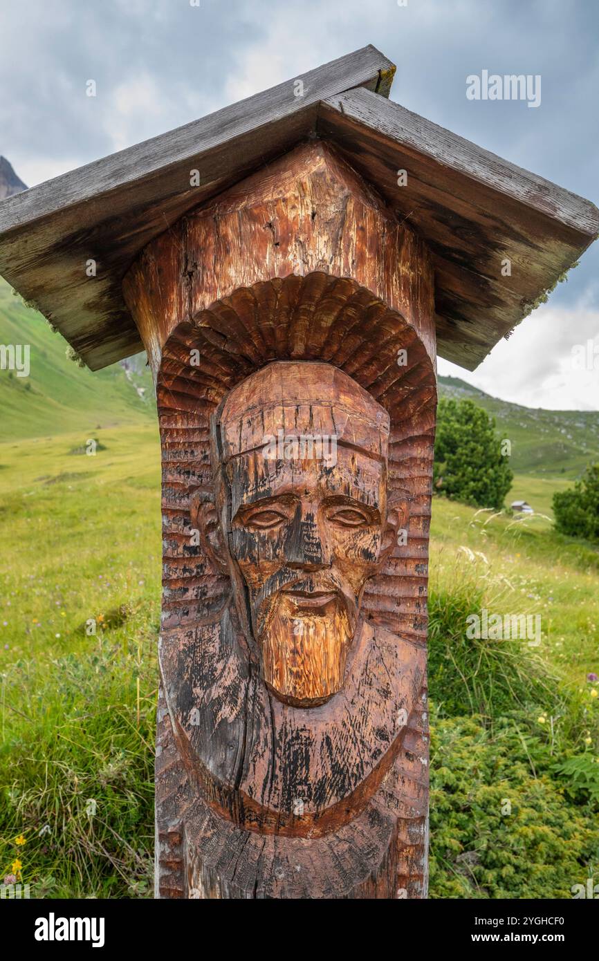 Pascoli di Utia Vaciara, San Martino in Badia, scultura su un tronco ligneo di san Josef Freinademetz, originario di Oies in Val Badia e venerato Foto Stock