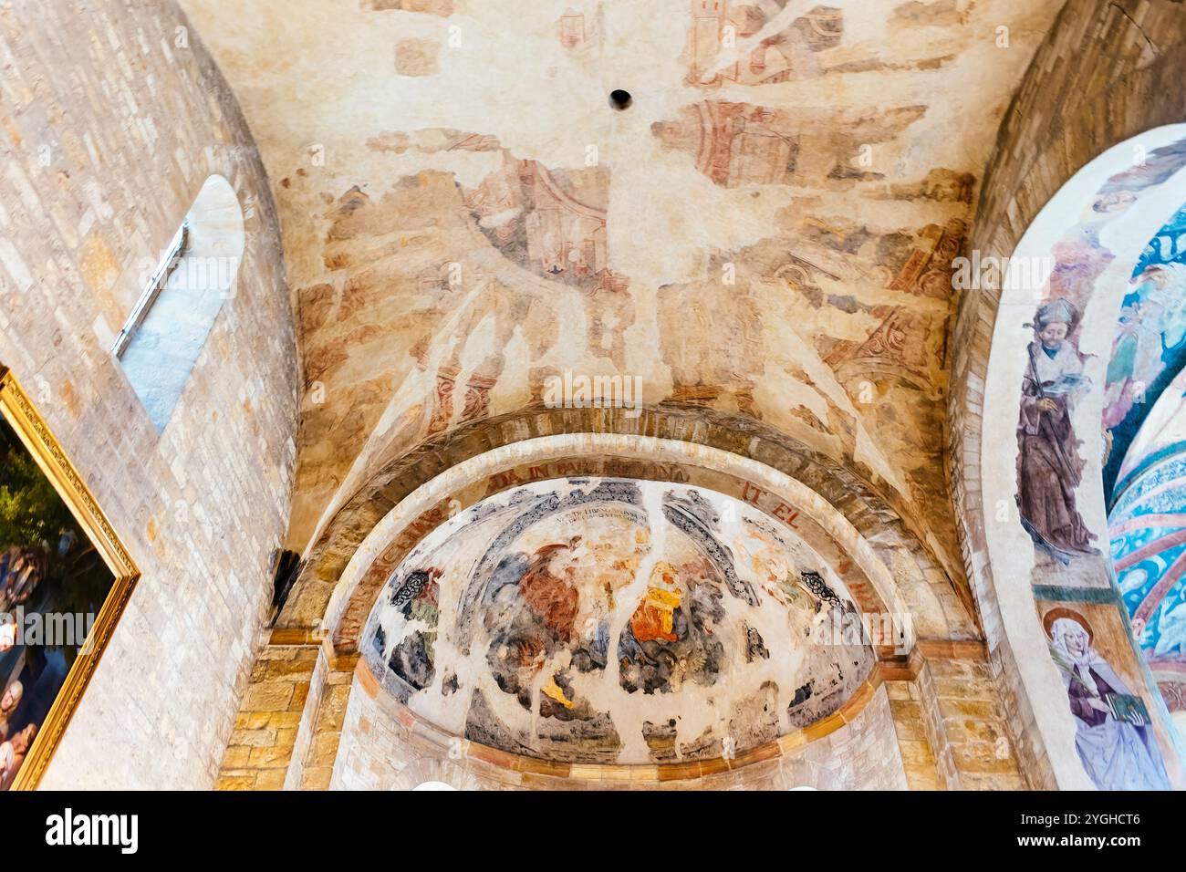 Affreschi nella volta absidale. La basilica di San Giorgio è il più antico edificio di chiesa sopravvissuto all'interno del castello di Praga. La basilica fu fondata da Vratislao Foto Stock