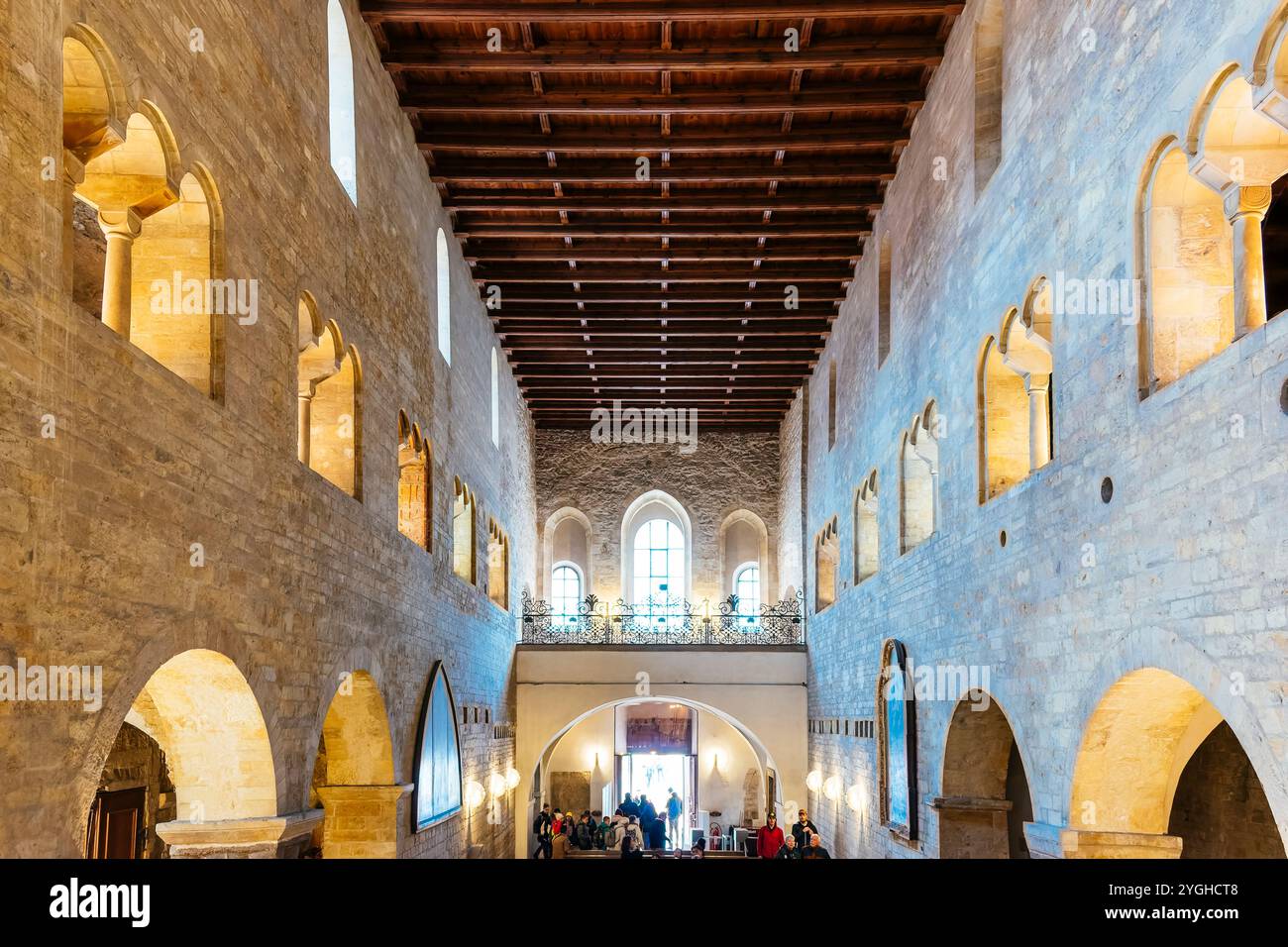 Navata principale. La basilica di San Giorgio è il più antico edificio di chiesa sopravvissuto all'interno del castello di Praga. La basilica fu fondata da Vratislao i di Boemia in Foto Stock