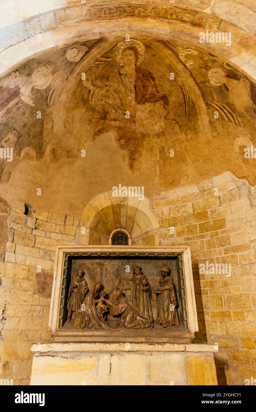Abside laterale. La basilica di San Giorgio è il più antico edificio di chiesa sopravvissuto all'interno del castello di Praga. La basilica fu fondata da Vratislao i di Boemia Foto Stock