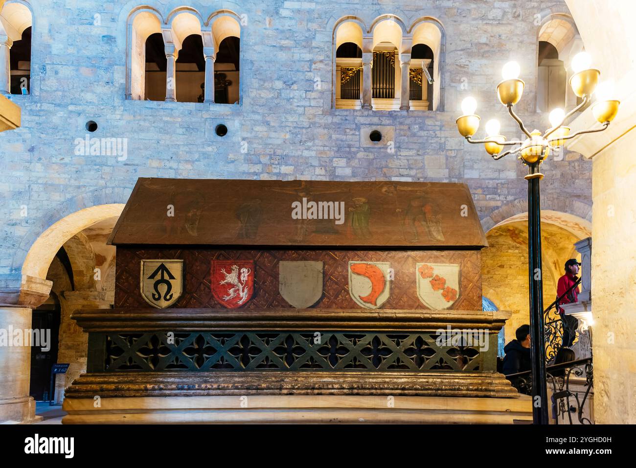 La tomba del principe ceco Vratislav I. la basilica di San Giorgio è il più antico edificio della chiesa sopravvissuto all'interno del castello di Praga. La basilica fu fondata da Vrat Foto Stock