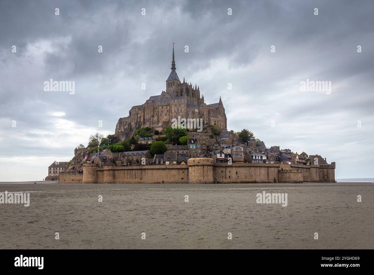 Vista di le Mont Saint Michel dalla spiaggia formata con la bassa marea. Normandia, manche, Avranches, Pontorson, Francia, Europa occidentale. Foto Stock