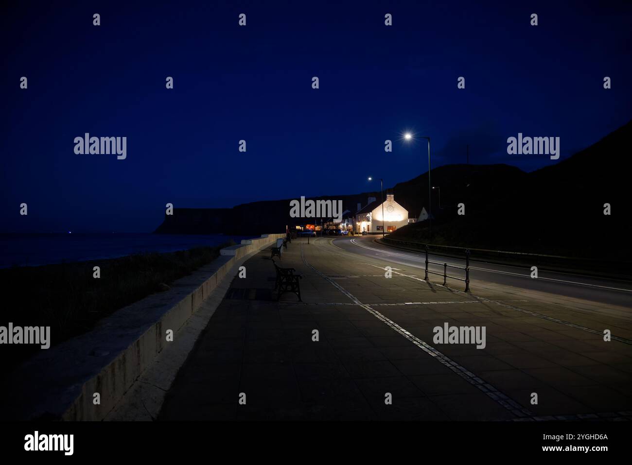 Caldo bagliore del pub al buio, Saltburn, Inghilterra. Foto Stock