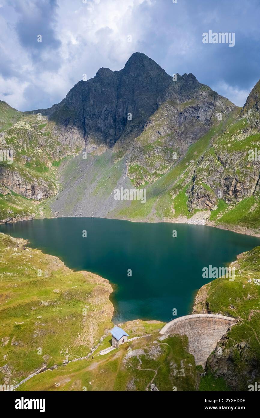 Vista aerea del monte Aga e del Lago del Diavolo in estate. Carona, Val Brembana, Alpi Orobie, Bergamo, Provincia di Bergamo, Lombardia, Italia, Europa. Foto Stock