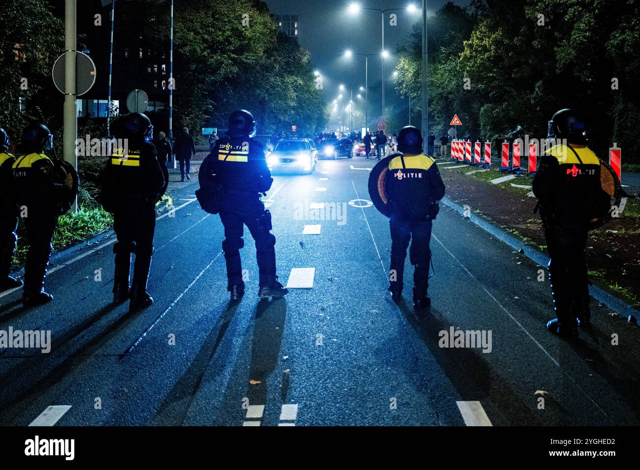 AMSTERDAM - agenti di polizia dell'unità mobile (ME) durante una manifestazione pro-palestinese durante Ajax - Maccabi Tel-Aviv ad Anton de Komplein. In origine, la manifestazione era stata pianificata alla Johan Cruijff Arena, ma era proibita dal comune. Quest'ultimo ha deciso che l'area è un'area a rischio per la sicurezza. ANP JEROEN JUMELET netherlands Out - belgio Out Foto Stock