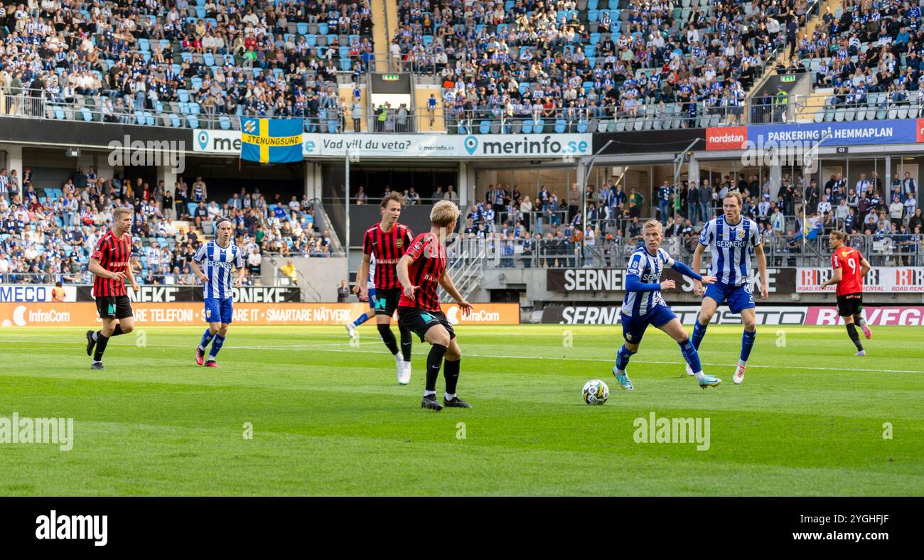 Gothenburg, Svezia. 16 settembre 2023. Giocatore dell'IFK Gothenburg, Oscar Wendt nel tentativo di raggiungere la palla davanti ad Alexander Jensen di Brommapojkarna, Foto Stock