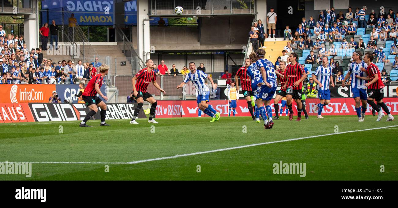 Gothenburg, Svezia. 16 settembre 2023. I giocatori di IFK Gothenburg e Brommapojkarna si concentrano sulla palla per fare un colpo di testa. Foto Stock