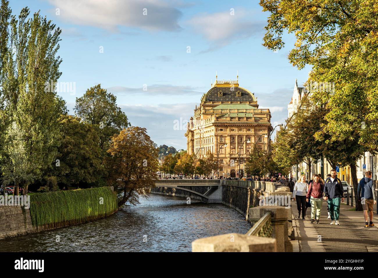 Smetana Embankment (in ceco "Smetanovo nabrezi") lungo il fiume Moldava, con Whiel Building, casa del Bedrich Smetana Museum, sullo sfondo, Praga Foto Stock