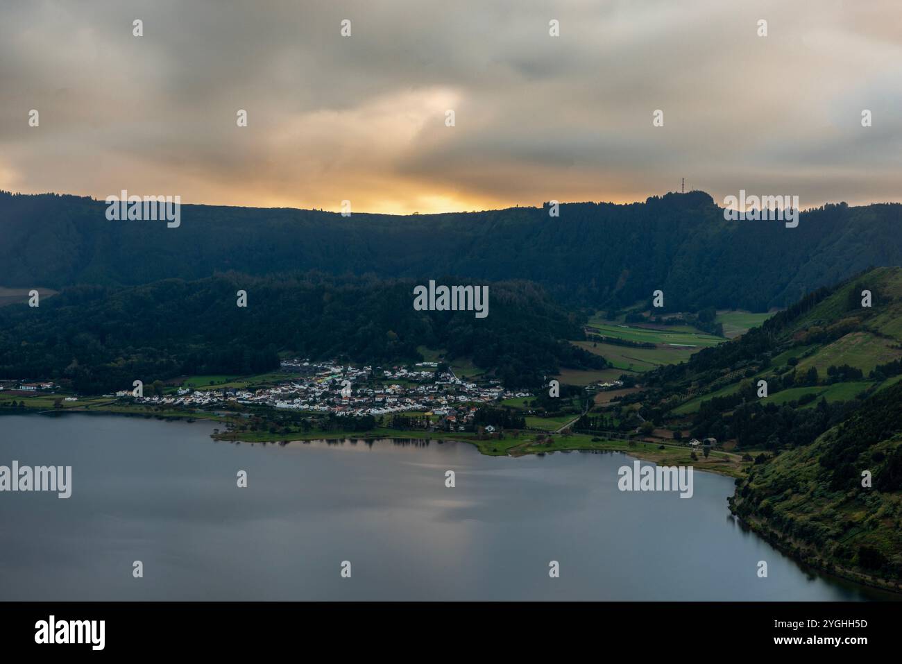 Situato a Cumeeiras, questo punto panoramico consente di ammirare la bellezza di Lagoa das Sete Cidades e i suoi dintorni della costa nord dell'isola Foto Stock