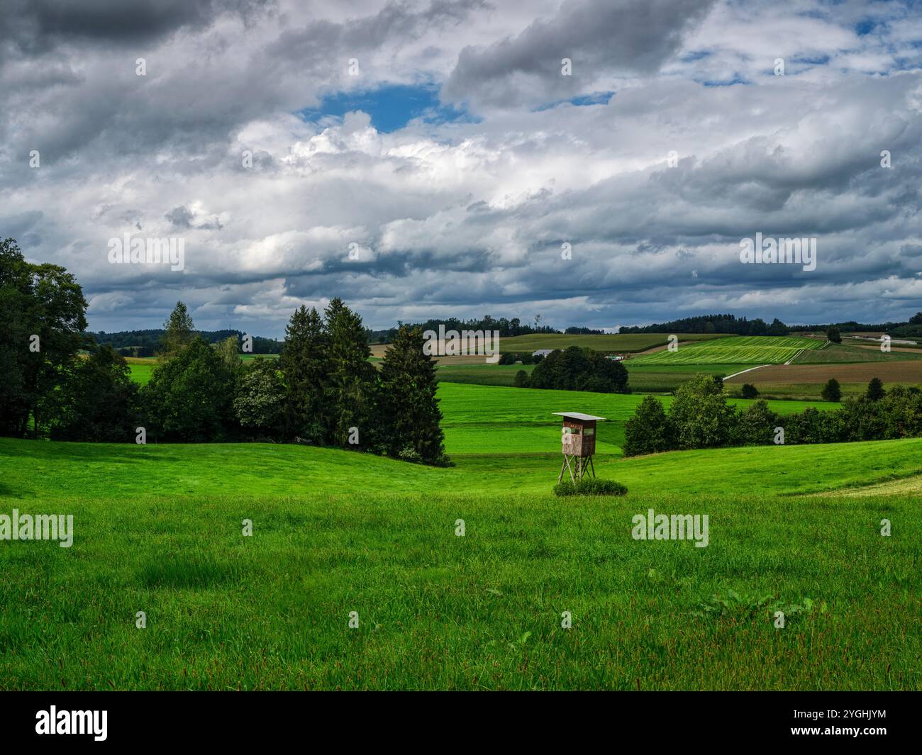 Nuvole di pioggia autunnali sulla valle di Ecknachtal nella regione di Wittelsbach Foto Stock