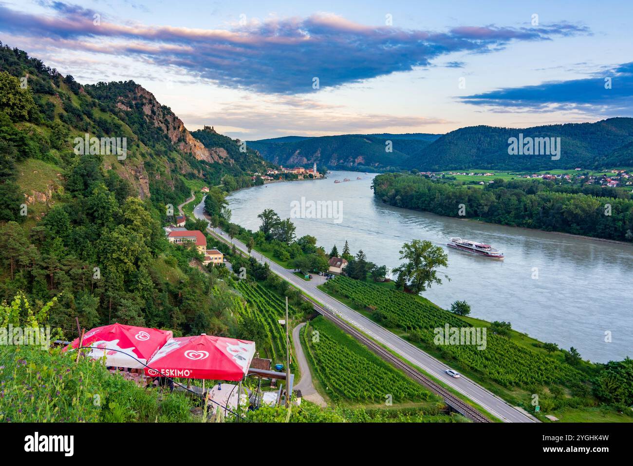 Dürnstein, il fiume Donau (Danubio), il castello di Dürnstein, la città vecchia di Dürnstein, la chiesa dell'abbazia di Dürnstein, nave passeggeri a Wachau, bassa Austria, Austria Foto Stock