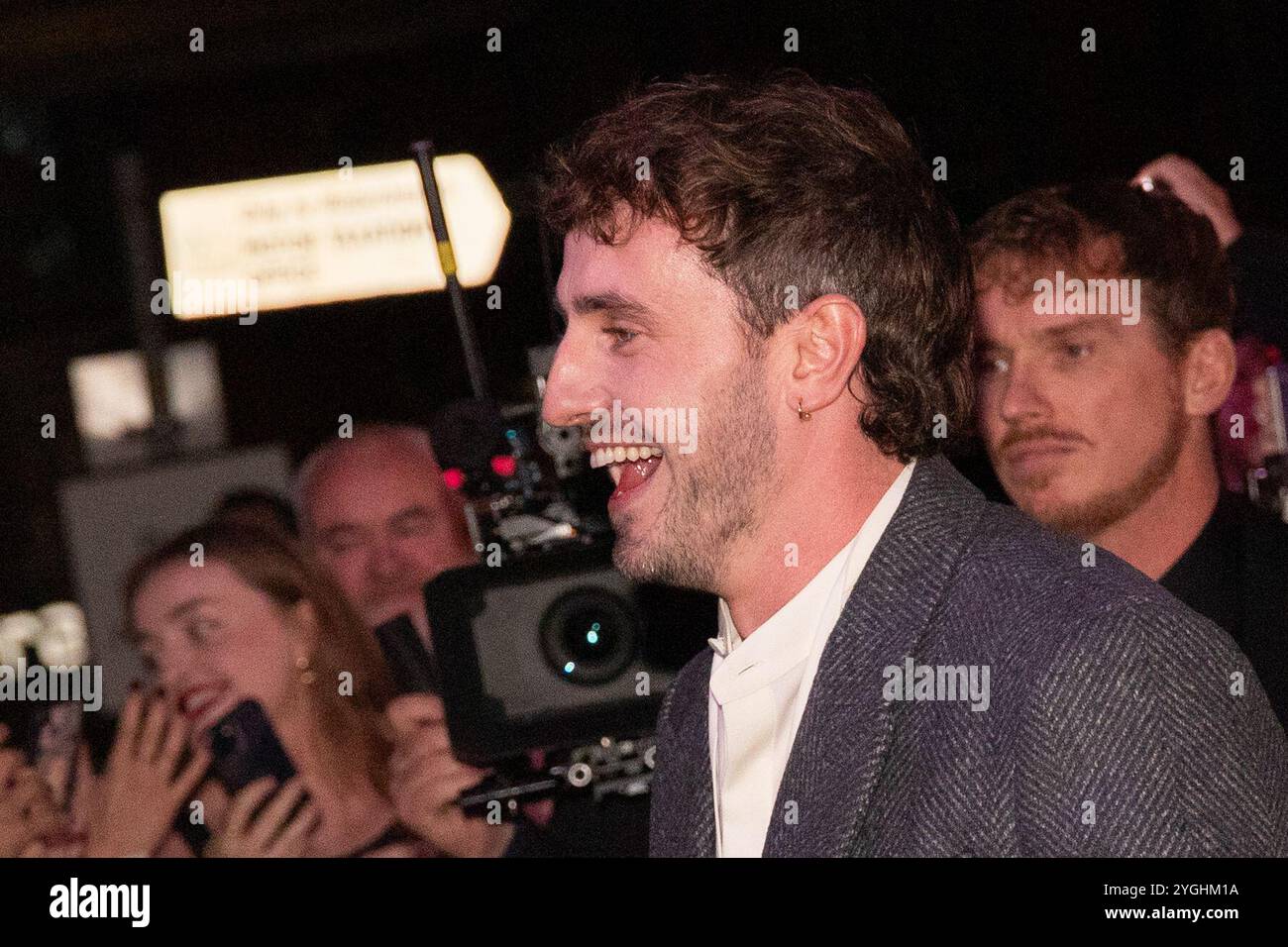 Dublino, Irlanda – 7 novembre 2024. Paul Mescal saluta i fan alla premiere irlandese di Gladiator II. Foto: Liam Murphy / Alamy Credit: Liam Murphy / Alamy Live News Foto Stock