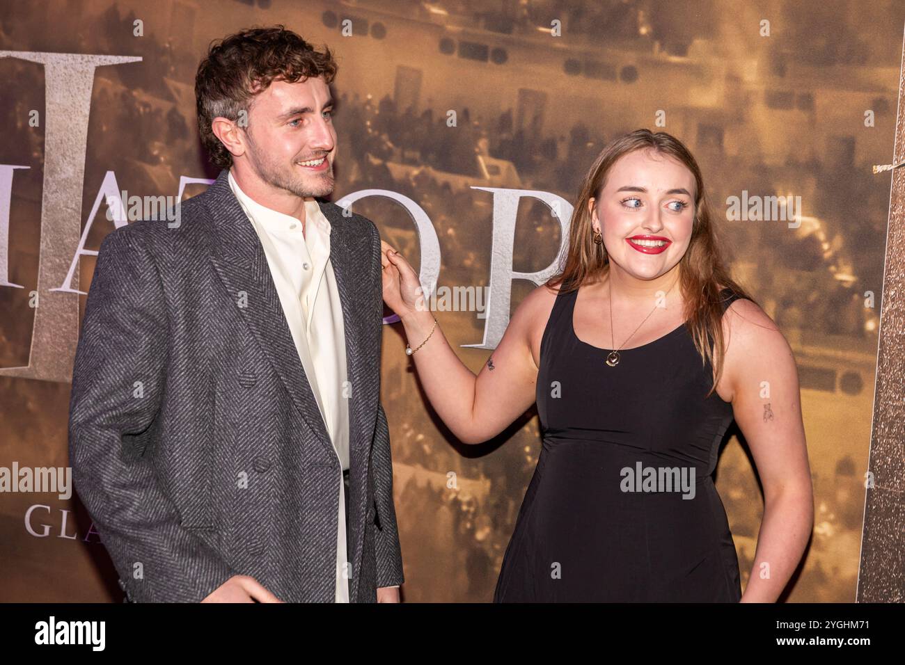 Dublino, Irlanda – 7 novembre 2024. Paul Mescal posa con sua sorella Nell Mescal alla prima irlandese di Gladiator II. Foto: Liam Murphy / Alamy Foto Stock