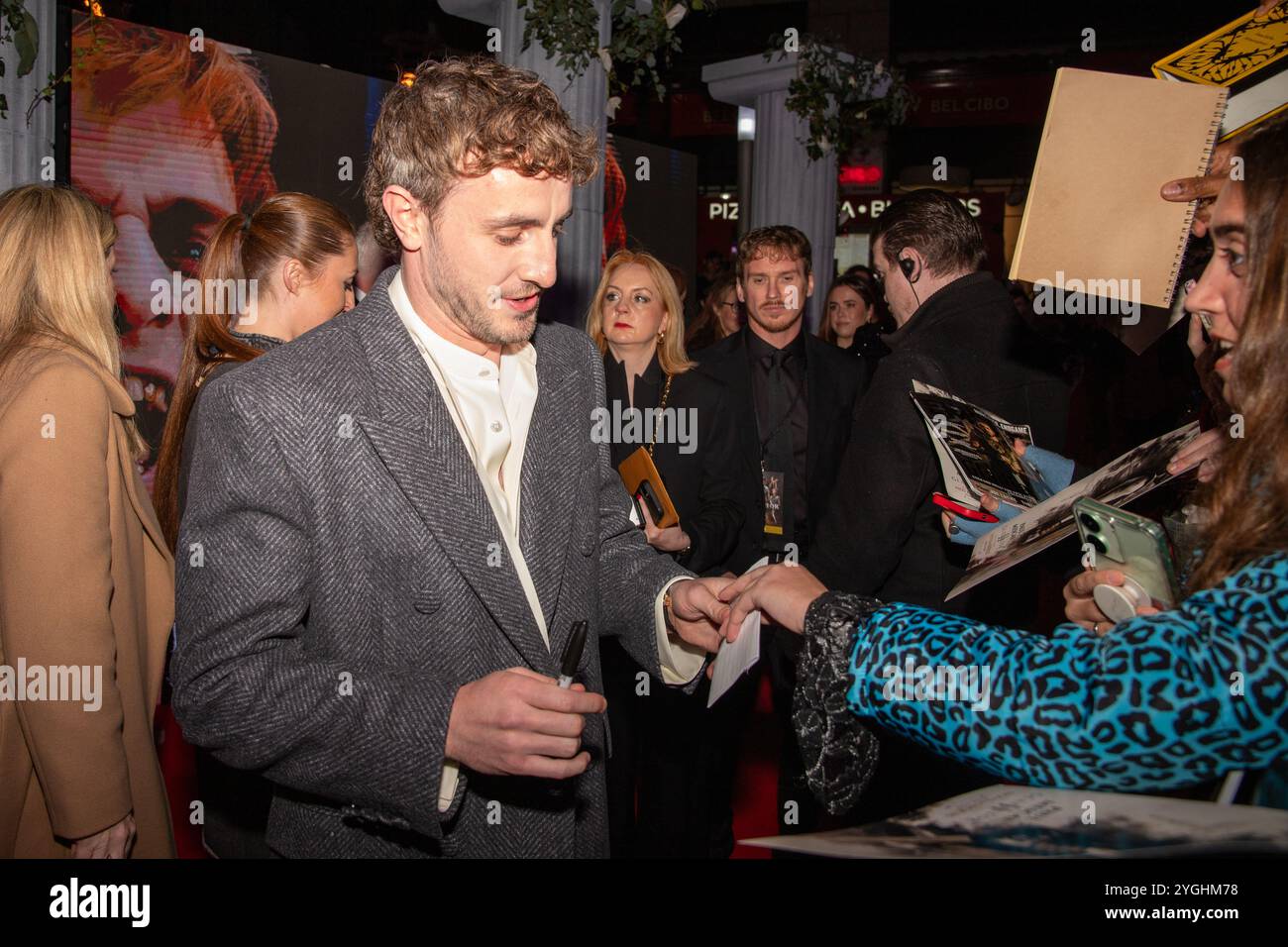 Dublino, Irlanda – 7 novembre 2024. Paul Mescal saluta i fan alla premiere irlandese di Gladiator II. Foto: Liam Murphy / Alamy Credit: Liam Murphy / Alamy Live News Foto Stock
