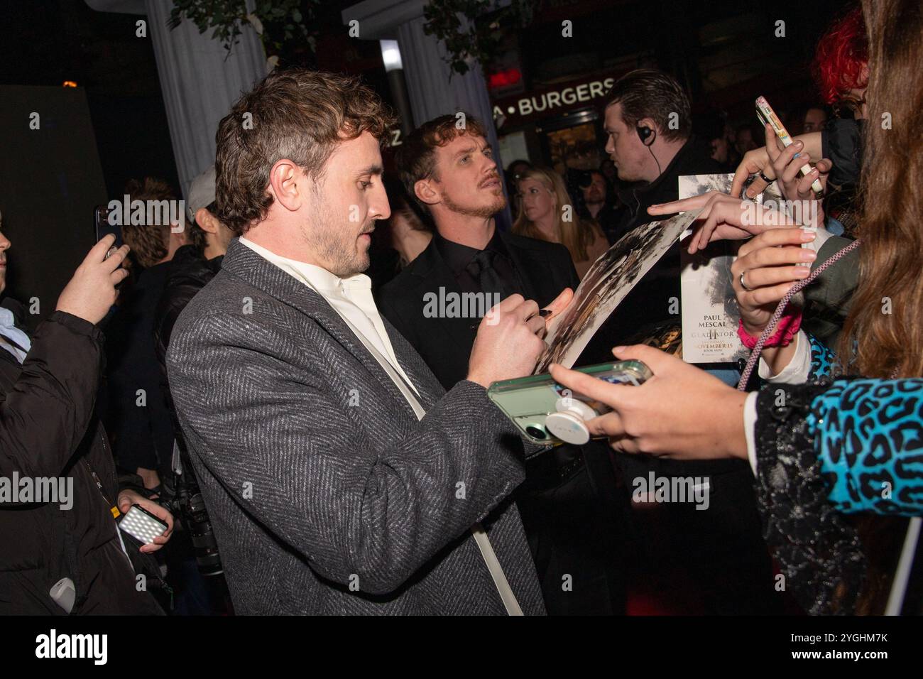 Dublino, Irlanda – 7 novembre 2024. Paul Mescal saluta i fan alla premiere irlandese di Gladiator II. Foto: Liam Murphy / Alamy Credit: Liam Murphy / Alamy Live News Foto Stock