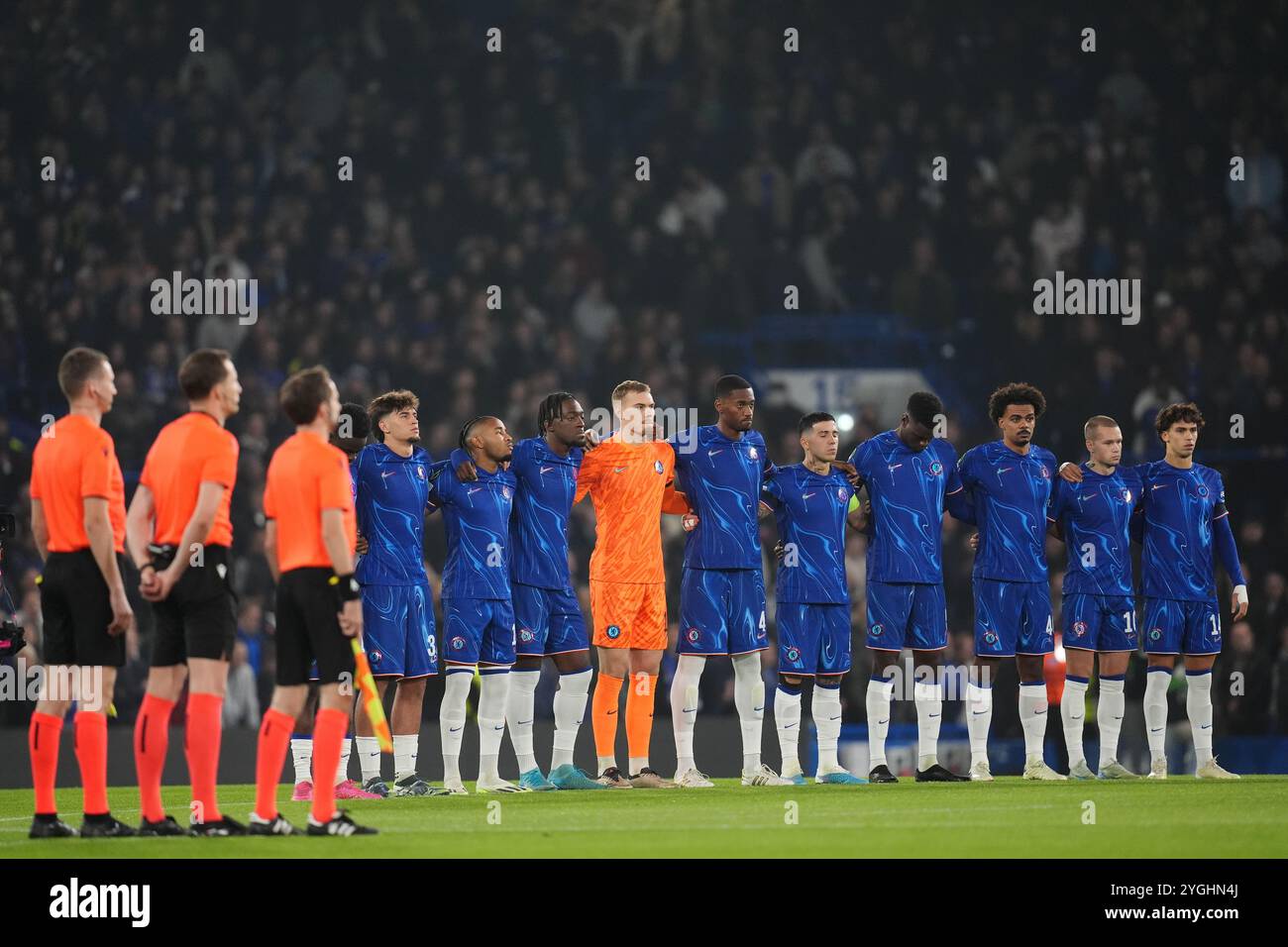 I giocatori del Chelsea sono in piedi durante un minuto di silenzio in memoria delle vittime delle inondazioni di Valencia in vista della partita UEFA Europa Conference League allo Stamford Bridge di Londra. Data foto: Giovedì 7 novembre 2024. Foto Stock