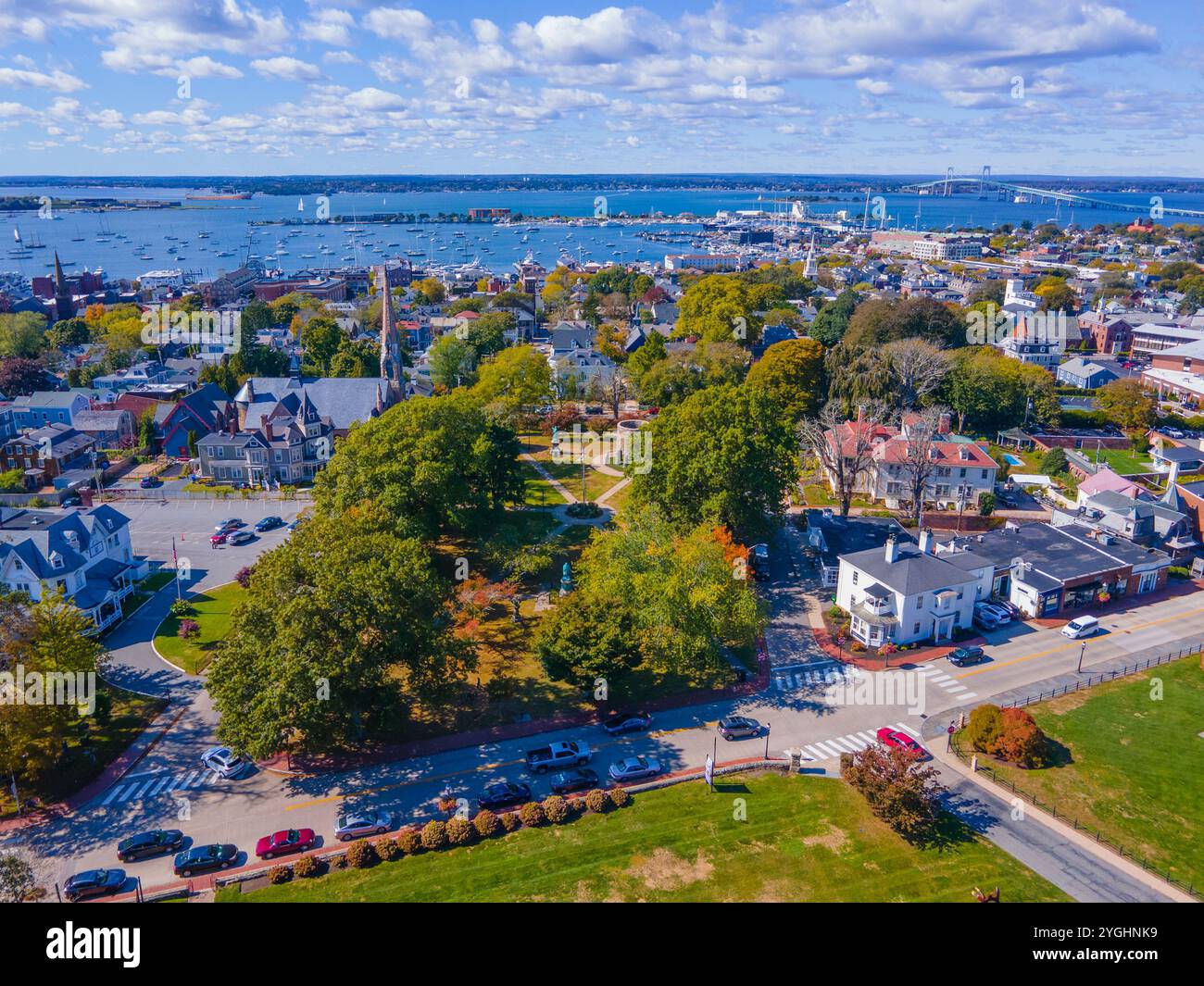 Vista aerea del Touro Park, tra cui la Torre del mulino a vento con il porto di Newport sullo sfondo, il centro della città di Newport, Rhode Island, Rhode Island, USA. Foto Stock