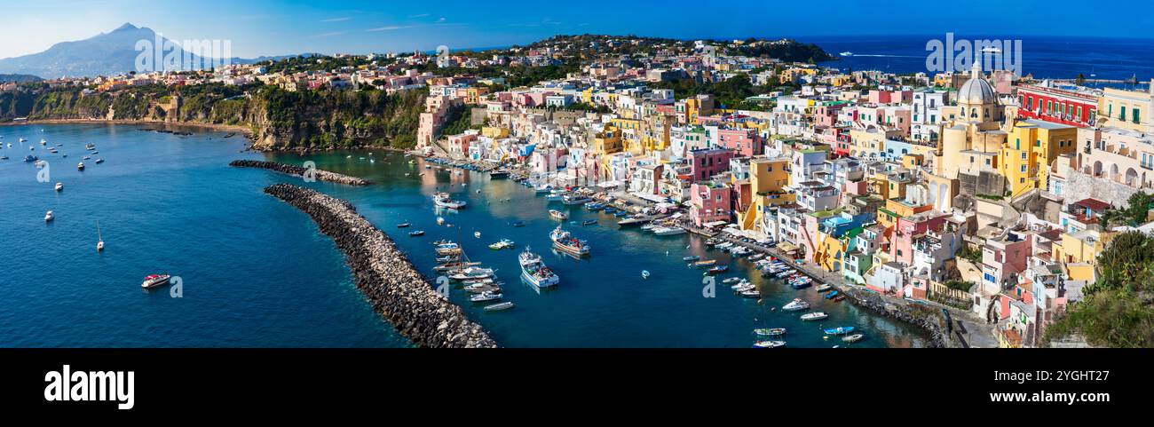 Viaggi in Italia e luoghi di interesse. L'isola più pittoresca e colorata - la bellissima Procida nel golfo di Napoli. Vista panoramica sul porto di Corricella Foto Stock