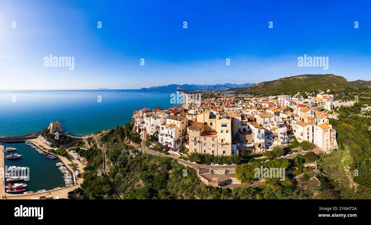 Viaggi in Italia. Vista aerea della città vecchia di Sperlonga, antica città italiana in provincia di Latina sul mar Tirreno, meta turistica estiva per le vacanze Foto Stock