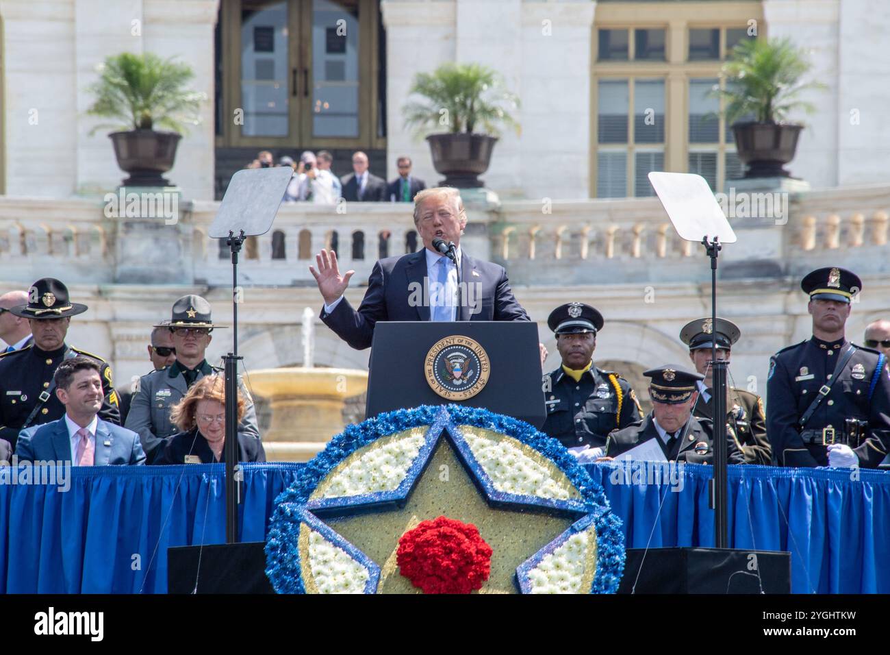 Washington, Stati Uniti d'America. 15 maggio 2018. U. Il presidente Donald Trump pronuncia le sue osservazioni al 37° National Peace Officers Memorial Service sul West Lawn del Campidoglio degli Stati Uniti, 15 maggio 2018 a Washington, D.C. credito: Shane T. McCoy/US Marshals Photo/Alamy Live News Foto Stock