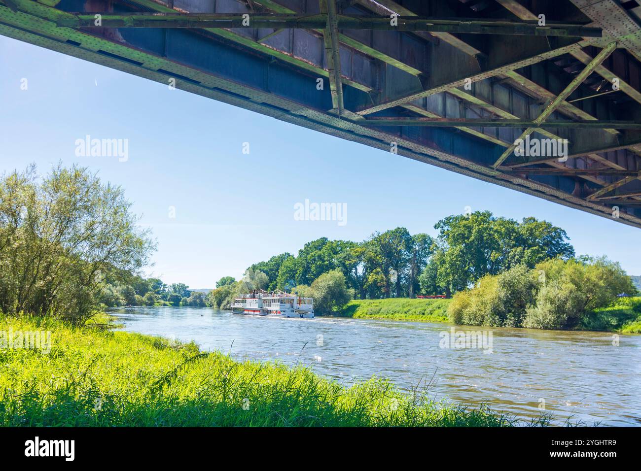 Höxter, fiume Weser, ponte ferroviario vicino all'abbazia di Corvey, nave passeggeri a Teutoburger Wald, Renania settentrionale-Vestfalia, Germania Foto Stock