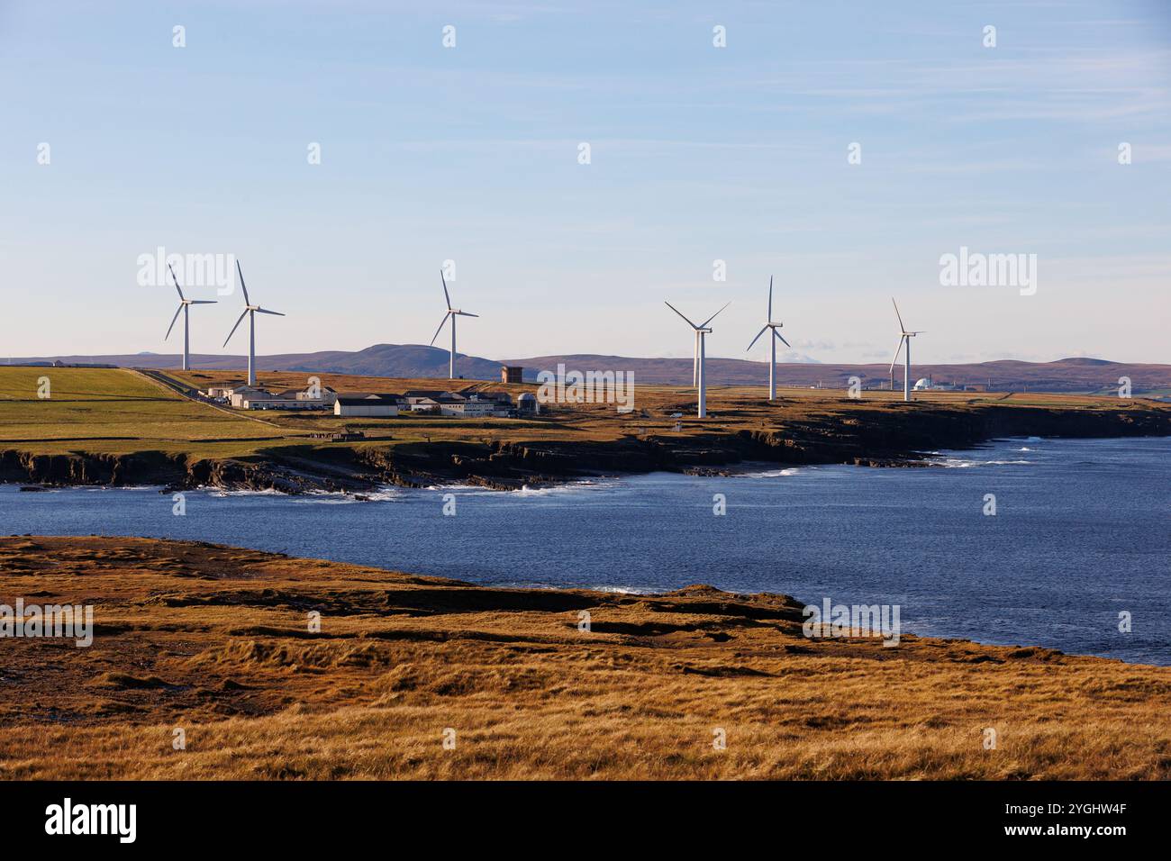 7 novembre 2025. Crosskirk, Scozia. Forss Business and Energy Park sopra Crosskirk Bay, vicino a Thurso, Caithness, Scozia. Foto Stock