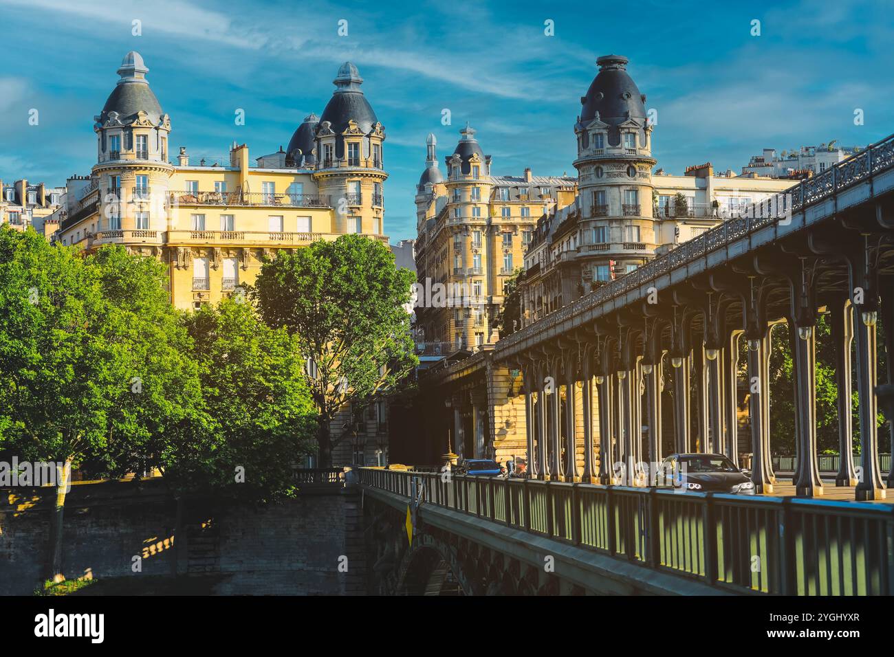 Vista del Pont de Bir-Hakeim in estate, Parigi, Francia Foto Stock