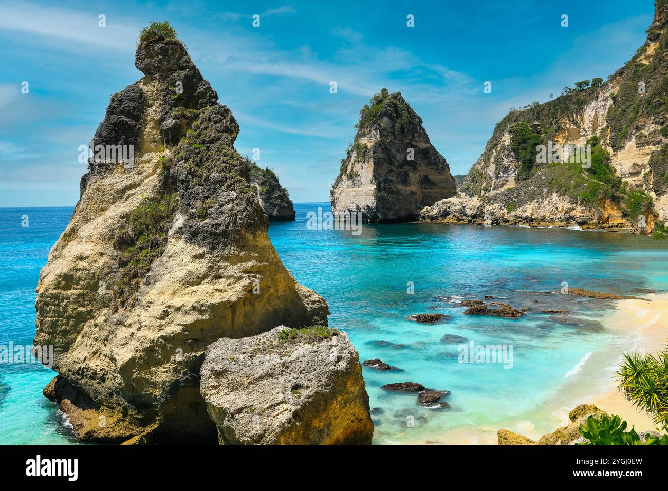Concentrazione selettiva sulla montagna rocciosa presso Diamond Beach nell'isola di Nusa penida, Bali in Indonesia. Foto Stock