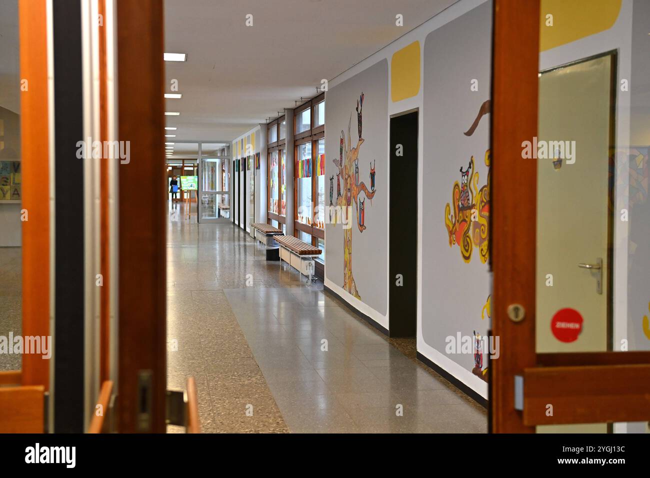 ThemenfotoSchulunterricht un einer Grundschule a Bayern. Leerer Flur der Schule, Schulflur. *** Lezioni di fotografia a tema presso una scuola elementare in Baviera corridoio vuoto della scuola, corridoio scolastico Foto Stock