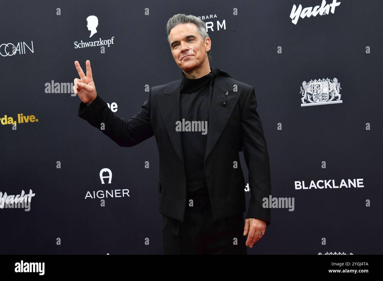 Robbie Williams bei der 76. Bambi-Verleihung 2024 nei den Bavaria Filmstudios. München, 07.11.2024 *** Robbie Williams ai Bambi Awards 76 2024 nei Bavaria Filmstudios Monaco di Baviera, 07 11 2024 foto:XS.xSpöttelx/xFuturexImagex bambi2024_9881 Foto Stock