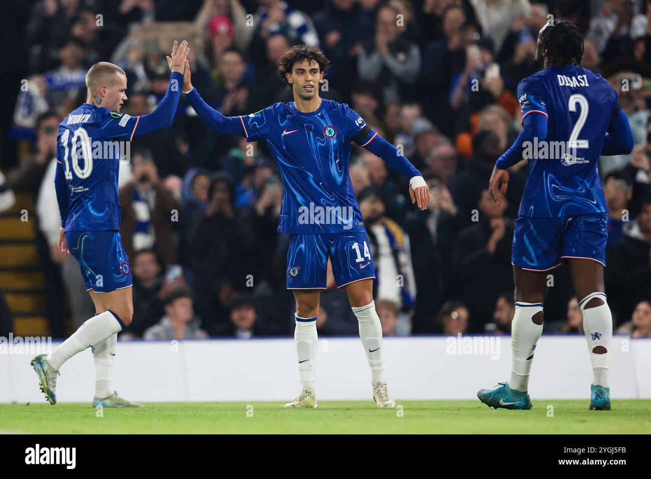 LONDRA, Regno Unito - 7 novembre 2024: Joao Felix del Chelsea celebra il sesto gol della sua squadra con i compagni di squadra durante la partita di UEFA Conference League tra Chelsea FC e Noah allo Stamford Bridge (credito: Craig Mercer/ Alamy Live News) Foto Stock