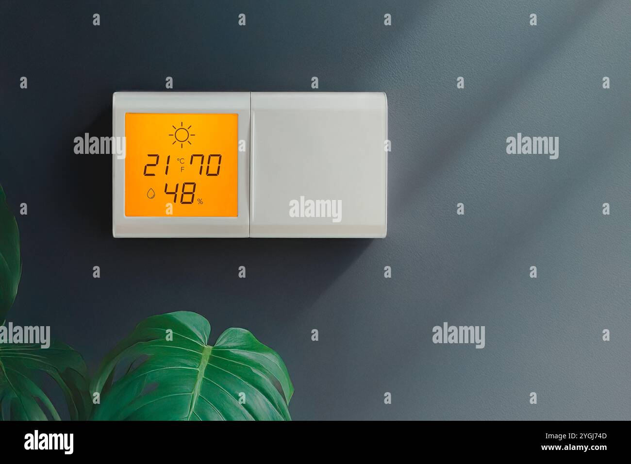 Centralina climatizzatore. Dispositivo remoto Smart Home. Regolare la temperatura. Apparecchi collegati al sistema domestico. Stile di vita moderno. Ufficio digitale intelligente Foto Stock