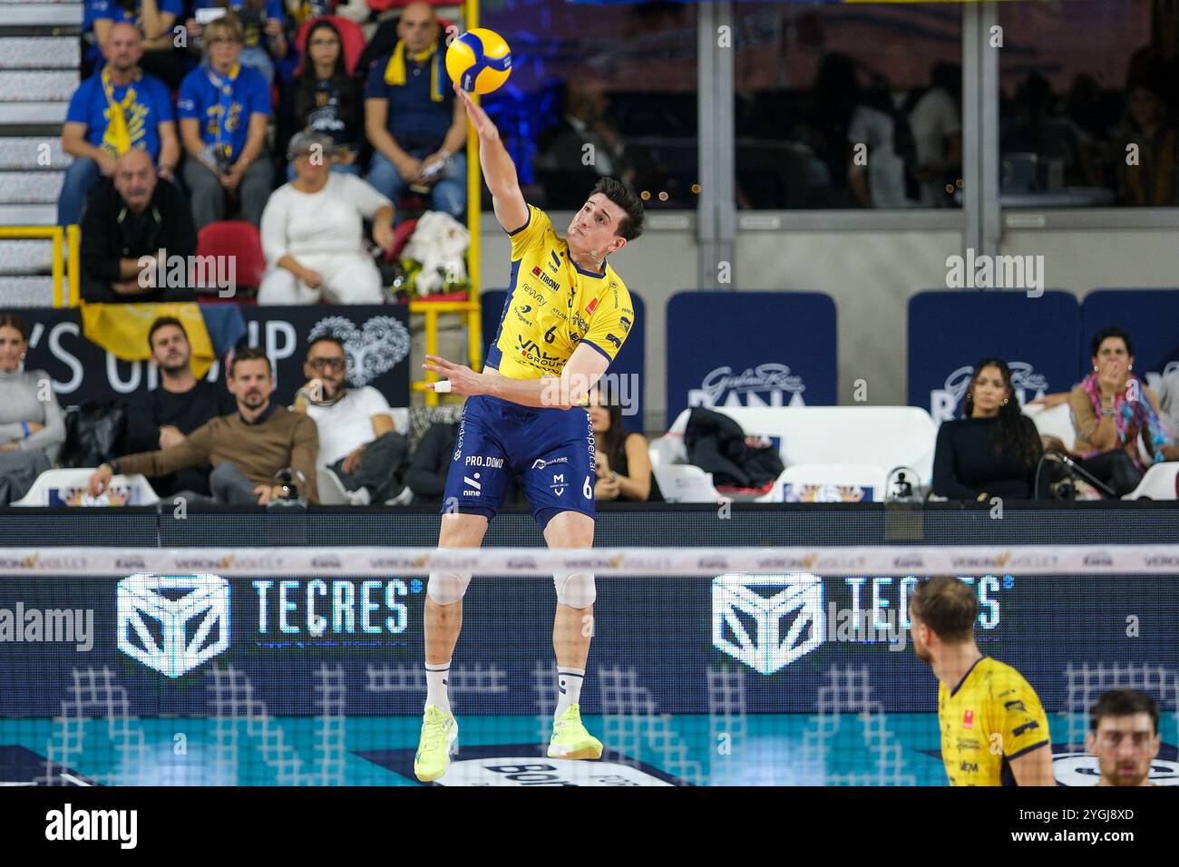 Giovanni Sanguinetti del gruppo Valsa Modena al servizio durante la partita tra Rana Verona e Valsa Group Modena, stagione regolare della SuperLega Itali Foto Stock