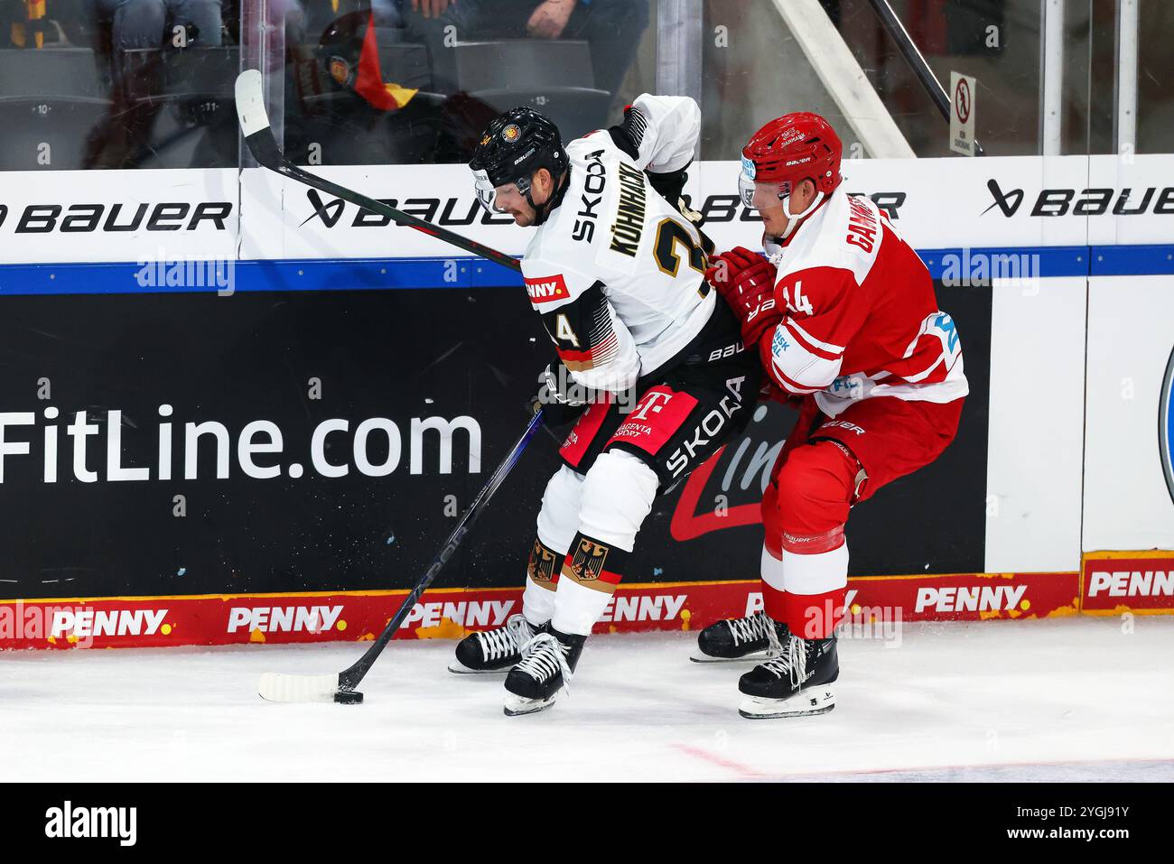 Landshut, Germania. 7 novembre 2024. Hockey su ghiaccio: Coppa Germania, Germania - Danimarca, fase a gironi, giorno partita 1. Il tedesco Tom Kühnhackl (l) e il danese Jacob Gammelgaard in azione. Crediti: Daniel Löb/dpa/Alamy Live News Foto Stock