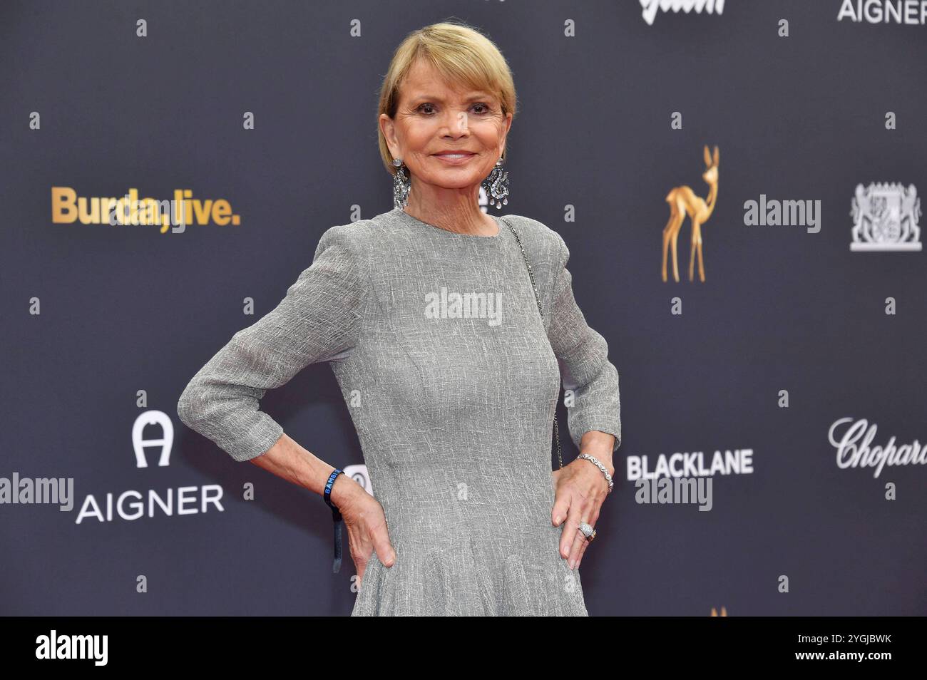 Uschi Glas bei der 76. Bambi-Verleihung 2024 nei den Bavaria Filmstudios. München, 07.11.2024 *** Uschi Glas ai Bambi Awards 76 2024 nei Bavaria Filmstudios Monaco di Baviera, 07 11 2024 foto:XS.xSpöttelx/xFuturexImagex bambi2024_8917 Foto Stock