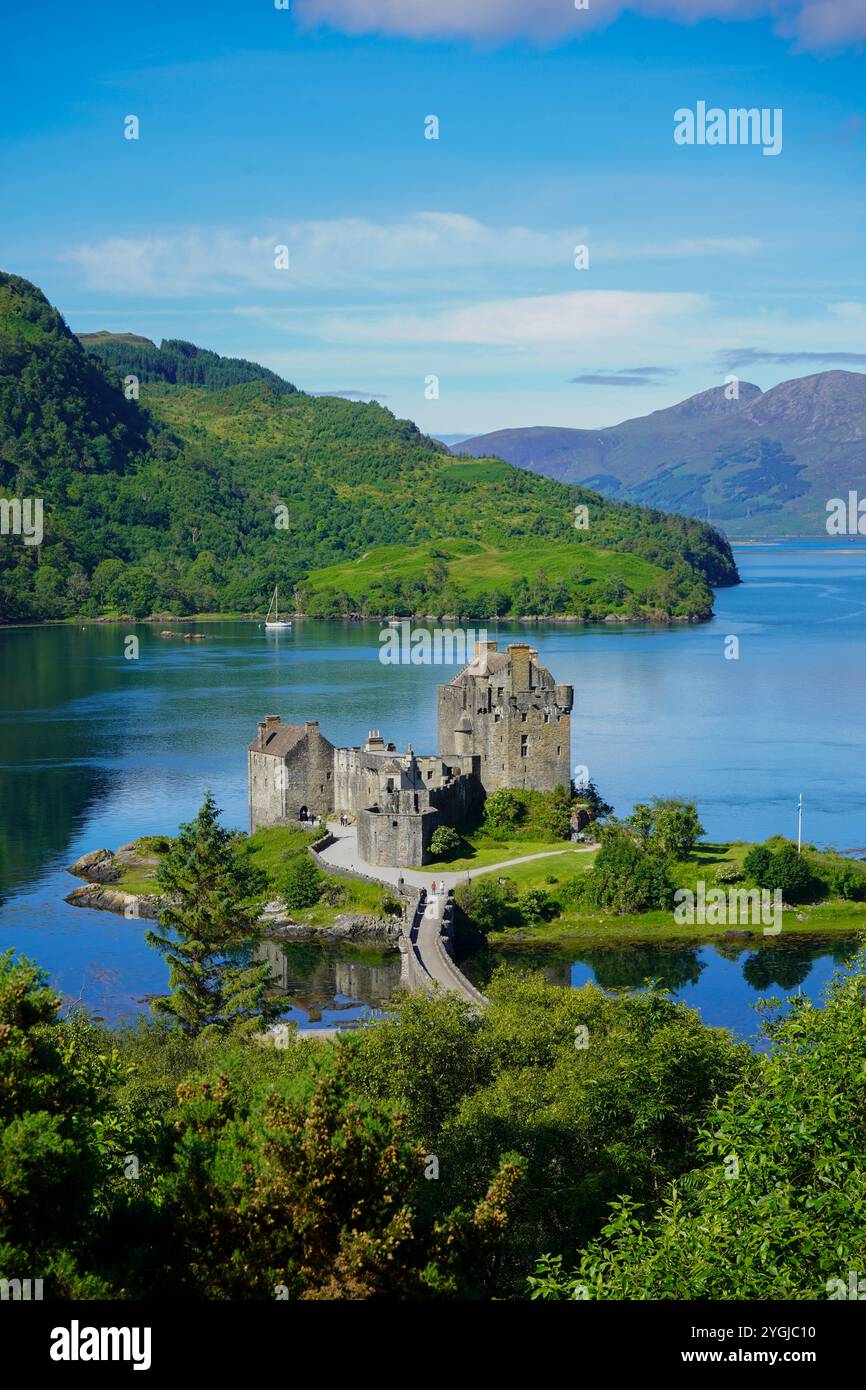 Una luminosa giornata di sole nello storico castello di Eilean Donan nelle Highlands scozzesi. Foto Stock