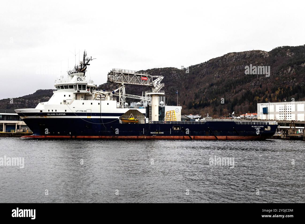 1A1 servizio offshore e nave di riserva Island Clipper presso la banchina Skoltegrunnskaien, nel porto di Bergen, Norvegia. Foto Stock