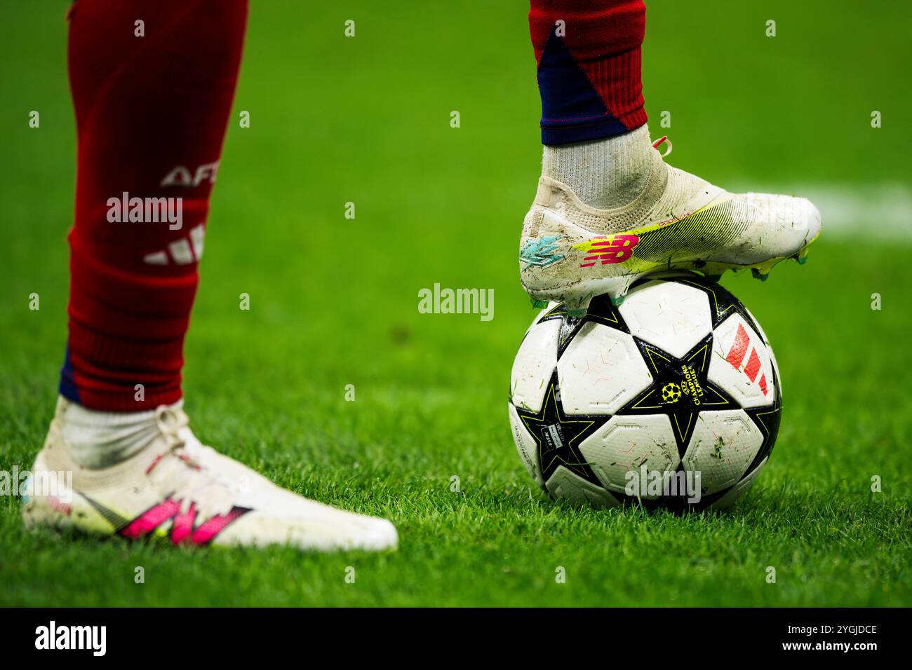 Milano, Italia. 6 novembre 2024. Un'immagine dettagliata mostra la palla ufficiale dell'Adidas e le scarpe da calcio New Balance indossate da Bukayo Saka dell'Arsenal FC durante la fase di UEFA Champions League 2024/25 tra FC Internazionale e Arsenal FC. Crediti: Nicolò campo/Alamy Live News Foto Stock