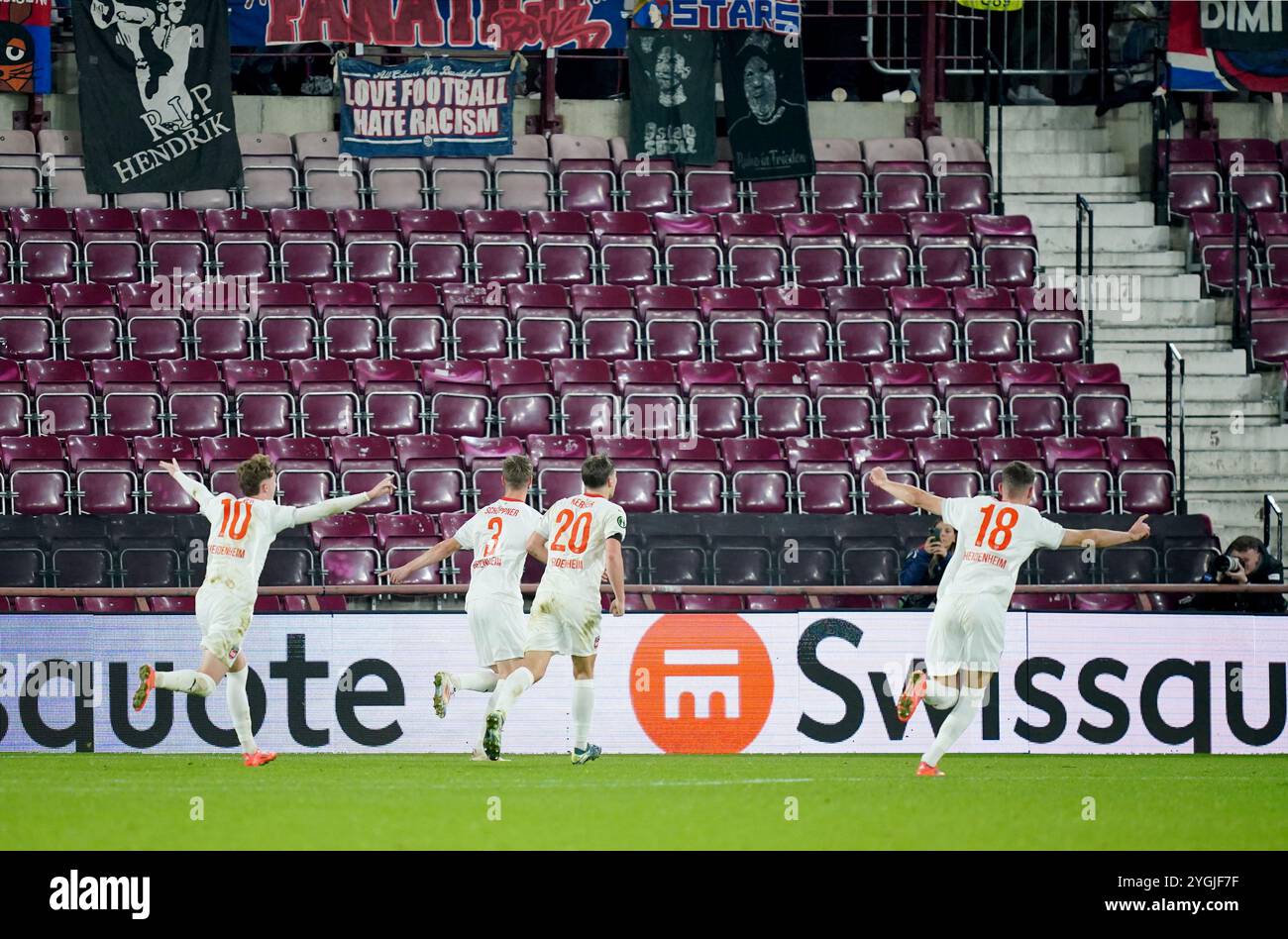 Jan Schoppner di Heidenheim (seconda a sinistra) festeggia dopo aver segnato il secondo gol della partita durante la partita di UEFA Europa Conference League al Tynecastle Park di Edimburgo. Data foto: Giovedì 7 novembre 2024. Foto Stock