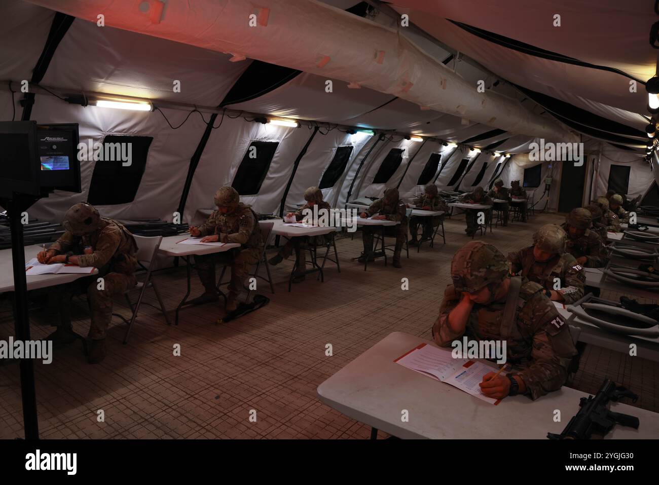 I soldati dell'esercito americano conducono un test scritto alla Joint base San Antonio-Camp Bullis, Texas, 6 novembre 2024. Lo U.S. Army Medical Center of Excellence Best Medic Challenge, dal 4 al 7 novembre 2024, cerca di dimostrare la forza, l'adattabilità e la prontezza dei soldati MEDCoE in una varietà di ambienti austeri attraverso una serie di compiti e sfide mediche e soldato che forniscono rigore, resilienza e realismo appropriati. (Foto U.S. Army di PFC. Olivia Ward) Foto Stock