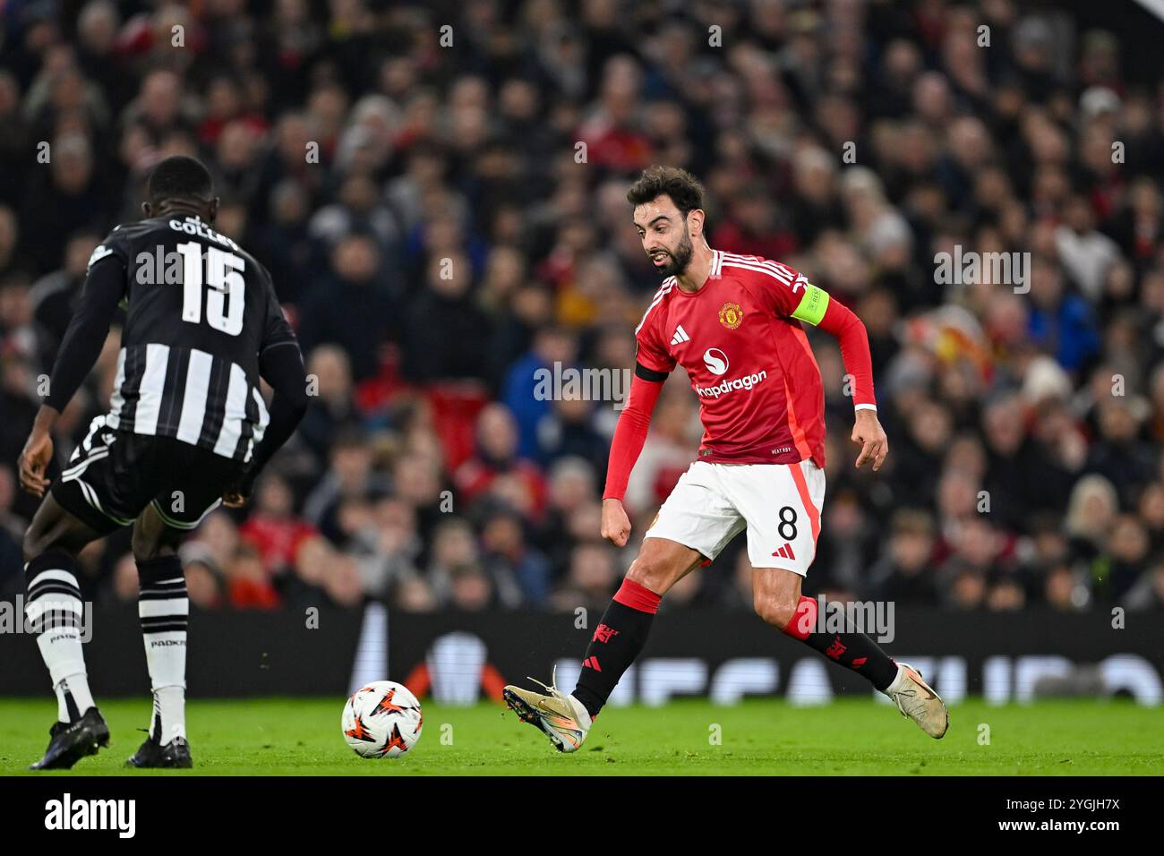 Manchester, Regno Unito. 7 novembre 2024. Old Trafford MANCHESTER, INGHILTERRA - 05 NOVEMBRE: Bruno Fernandes del Manchester United (R) gioca contro Omar Colley del PAOK FC (L) durante la fase MD4 di UEFA Europa League 2024/25 tra il Manchester United e il PAOK FC all'Old Trafford il 5 novembre 2024 a Manchester, Inghilterra. (Richard Callis/SPP) credito: SPP Sport Press Photo. /Alamy Live News Foto Stock