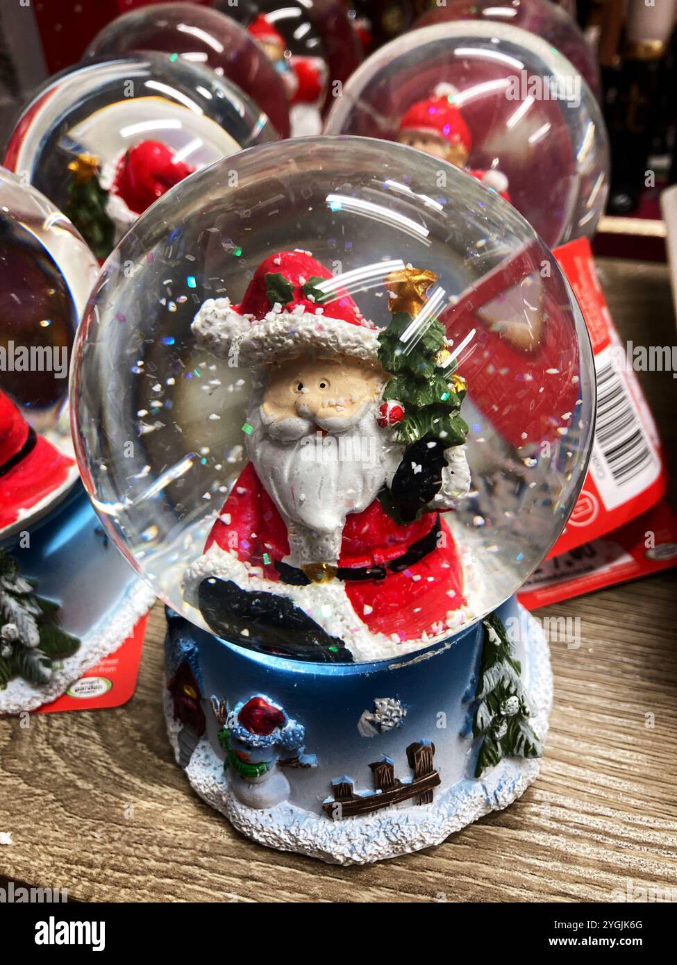 Babbo Natale Snow Globe, regali e ornamenti natalizi in vendita - Immagine stock catturata con smartphone