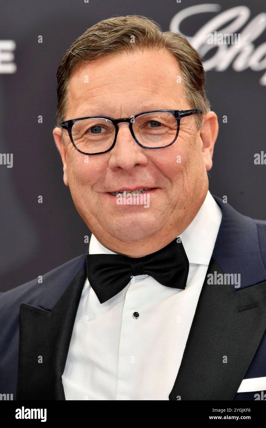 Robert Pölzer bei der 76. Bambi-Verleihung 2024 nei den Bavaria Filmstudios. München, 07.11.2024 *** Robert Pölzer ai Bambi Awards 76 2024 nei Bavaria Filmstudios Monaco di Baviera, 07 11 2024 foto:XS.xSpöttelx/xFuturexImagex bambi2024_8449 Foto Stock