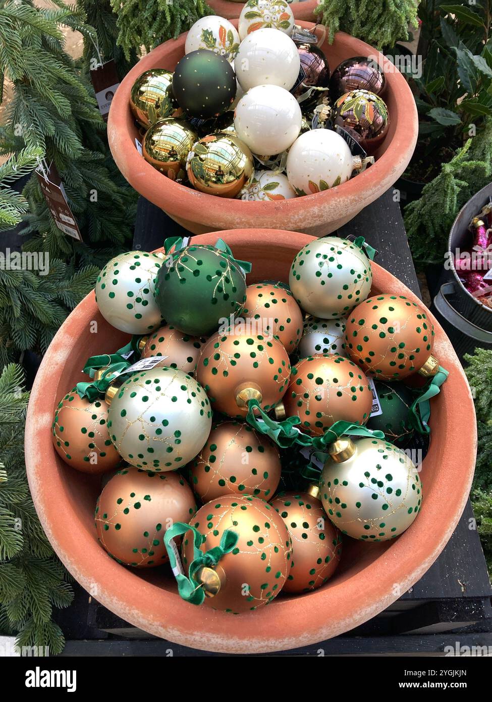 Selezione di baule per alberi di Natale in vendita - Immagine stock catturata con smartphone