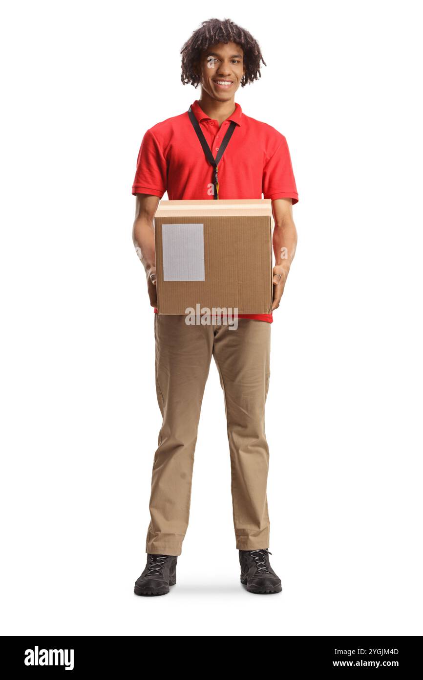 Ritratto completo di un addetto alla consegna con una scatola di cartone isolata su sfondo bianco Foto Stock