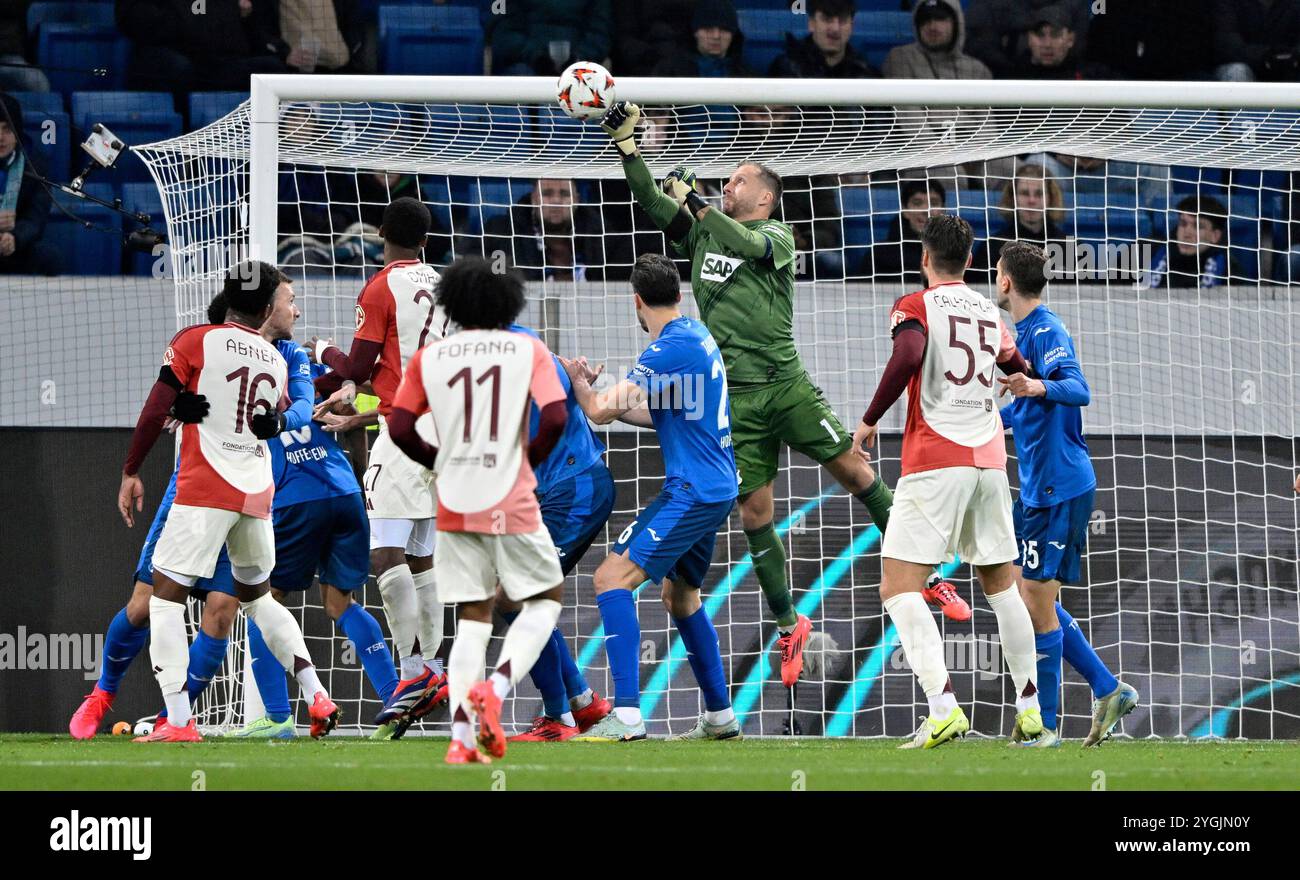 Strafraumszene, Torraumszene Faustabwehr Aktion Torwart Oliver Baumann TSG 1899 Hoffenheim (01) TSG 1899 Hoffenheim vs. Olympique Lyon, Fussball, UEFA Europa League, Spieltag 4, Saison 2024/2025, 07.11.2024 foto: Eibner-Pressefoto/Michael Weber Foto Stock